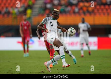 Abidjan, Côte d'Ivoire. 22 2024 janvier : Victor James Osimhen (Nigeria) contrôle le ballon lors d'un match de la coupe d'Afrique des Nations Groupe A, Nigeria vs Guinée-Bissau, au Stade Félix Houphouet-Boigny, Abidjan, Côte d'Ivoire. Kim Price/CSM crédit : CAL Sport Media/Alamy Live News Banque D'Images