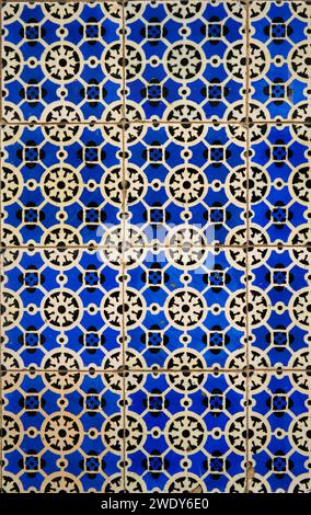 Carreaux traditionnels portugais azulejo avec motif géométrique, décoration murale en céramique vintage Portugal Banque D'Images