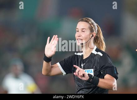 Abidjan, Côte d'Ivoire. 22 2024 janvier : Bouchra Karboubi (Maroc) fait des gestes lors d’un match de la coupe d’Afrique des Nations Groupe A, Nigeria vs Guinée-Bissau, au Stade Félix Houphouet-Boigny, Abidjan, Côte d’Ivoire. Kim Price/CSM crédit : CAL Sport Media/Alamy Live News Banque D'Images