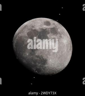 Wimbledon, Londres, Royaume-Uni. 22 janvier 2024. Séquence d'images montrant la Station spatiale internationale, brillamment éclairée par ses panneaux solaires, traversant la Lune à 17.53pm en seulement 0,99 sec pour faire le transit. Image : l'ISS du début à la fin du transit. Crédit : Malcolm Park/Alamy Live News Banque D'Images