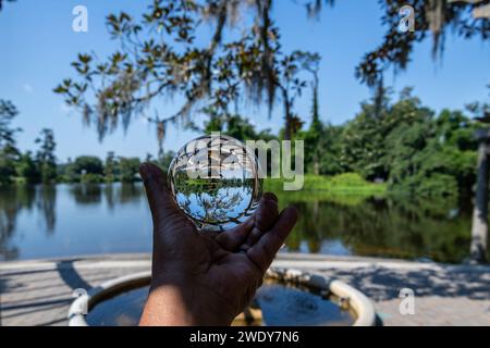 Lensball tir de Fountain près du lac à Airlie Gardens, Caroline du Nord Banque D'Images