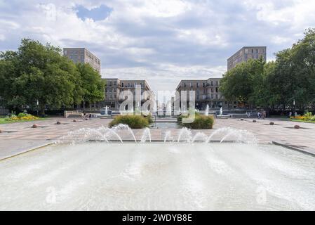 Focus sur la place de la mairie avec ses jets d’eau et derrière le complexe immobilier construit par Auguste Perret après la seconde Guerre mondiale. Banque D'Images