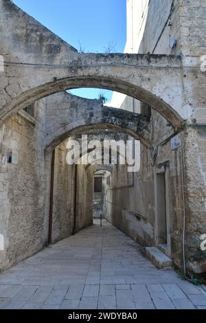 Une rue étroite parmi les vieilles maisons de Monopoli, une ville de la province de Bari, en Italie. Banque D'Images