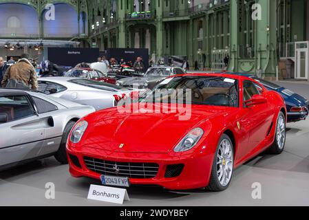 Vente Bonhams 2020 au Grand Palais à Paris. Focus sur une Ferrari 599 GTB Fiorano rouge 2007. N° de châssis ZFFFD60B000151959. Banque D'Images
