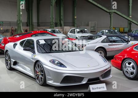 Vente Bonhams 2020 au Grand Palais à Paris. Focus sur une Argento Nürburgring 2008 Ferrari 430 Scuderia. N° de châssis ZFFKZ64B000163729. Banque D'Images