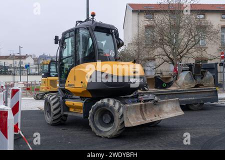 Nancy, France - pelle sur roues jaune et gris foncé Mecalac 9MWR sur chantier pour travaux routiers. Banque D'Images