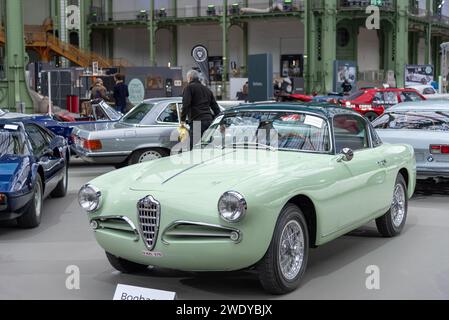 Bonhams 2020 à Paris. Focus sur un Azzuro Verde Oceano et vert foncé 1955 Alfa Romeo 1900C Super Sprint coupé. N° de châssis AR1900C 10481. Banque D'Images