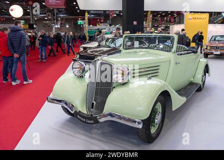 Paris, France - Rétromobile 2020. Focus sur une Renault Vivasport Cabriolet 1935 verte. Banque D'Images