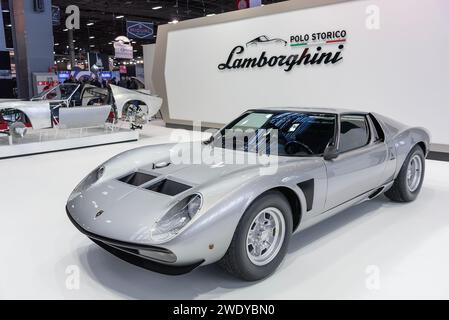 Paris, France - Rétromobile 2020. Focus sur une Lamborghini Miura P400 SVJ argent métallisé 1973. N° de châssis 4860. Banque D'Images