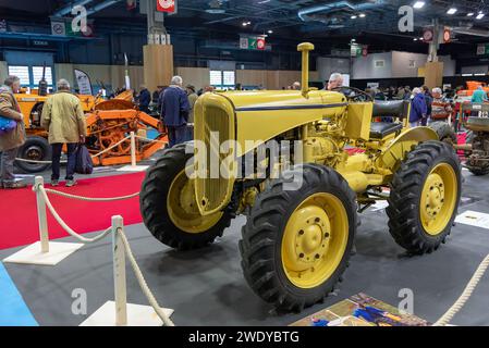 Paris, France - Rétromobile 2020. Focus sur un tracteur jaune de type J 1939 Citroën. Banque D'Images