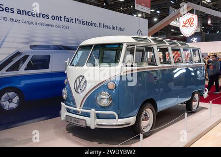 Paris, France - Rétromobile 2020. Focus sur une Volkswagen Combi T1 Sambabus 1963 blanche et bleue. Banque D'Images