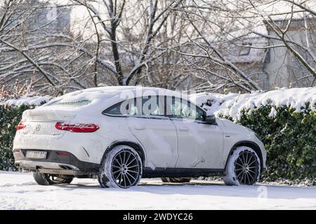 Nancy, France - blanc Mercedes-Benz GLE coupé garé dans la rue avec de la neige. Banque D'Images