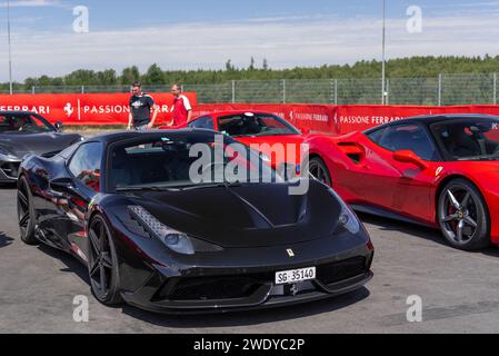 Nürburg, Allemagne - Nürburgring - FRD round of 2019 Ferrari Challenge Europe. Ferrari 458 Speciale noire garée dans un parking. Banque D'Images