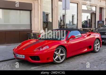 Nancy, France - Red Ferrari 360 Modena Spider garé dans une rue. Banque D'Images