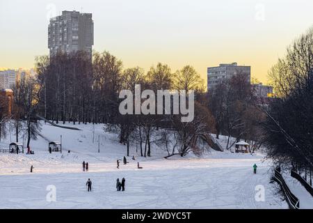 Moscou, Russie - 05 janvier 2024 : étang de la ville en hiver. des gens marchant sur un étang gelé. l'homme marche sur un lac gelé Banque D'Images