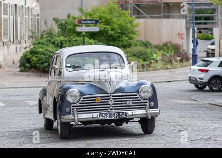 Nancy, France - Peugeot 203 gris et bleu conduisant dans une rue pavée. Banque D'Images