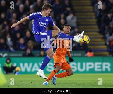 Leicester, Royaume-Uni. 22 janvier 2024. Kayden Jackson d'Ipswich Town (R) défie Jannik Vestergaard de Leicester City lors du Sky Bet Championship Match au King Power Stadium, Leicester. Le crédit photo doit se lire comme suit : Darren Staples/Sportimage crédit : Sportimage Ltd/Alamy Live News Banque D'Images