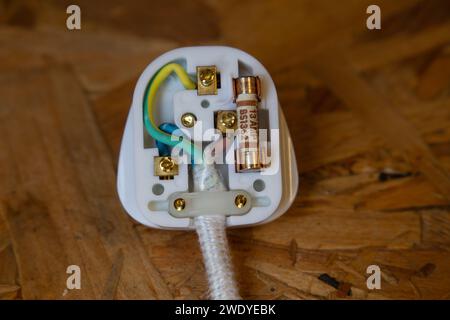 Gros plan d'une fiche secteur britannique à 3 broches montrant les couleurs des fils et le fusible de 13 A. Banque D'Images