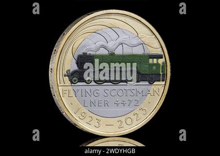 Pièce bimétallique de 2 £ de 2023 pour commémorer le centenaire de la locomotive à vapeur Flying Scotsman. L'avers représente le roi Charles III Banque D'Images