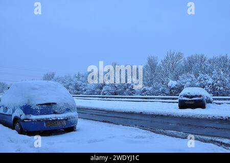 Des voitures abandonnées sur l'A20 après une forte neige ont bloqué la route pendant l'heure de pointe du soir, près de Swanley, Kent, Royaume-Uni. C'est la scène du lendemain matin Banque D'Images