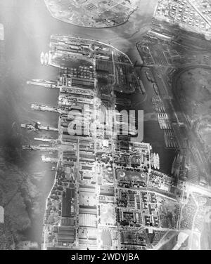 Vue aérienne du chantier naval de Philadelphie et du bassin de la flotte de réserve le 8 juin 1954 Banque D'Images