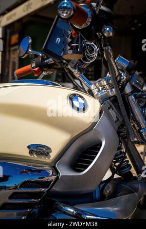 Zakynthos, Grèce - 25 septembre 2022 : gros plan du réservoir de carburant BMW R1200C, c'est une moto de croisière fabriquée par BMW Motorrad de 1997 à 2004 en BMW Banque D'Images