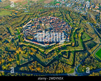 Vue aérienne de la ville fortifiée de neuf Brisach, Alsace, France. Banque D'Images