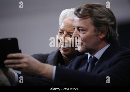 Berlin, Deutschland, 22.01.2024 : Deutscher Bundestag : Trauerakt für Wolfgang Schäuble : EZB-Präsidentin Christine Lagarde und Frankreichs ex-Finanzminister Francois Baroin machen mit einem smartphone ein Selfie auf der Ehrentribüne *** Berlin, Allemagne, 22 01 2024 Bundestag allemand acte de deuil pour Wolfgang Schäuble Christine Lagarde, présidente de la BCE, et Frances François Baroin, ancien ministre des Finances, prennent un selfie avec un smartphone dans la tribune d'honneur Copyright : xdtsxNachrichtenagenturx dts 29363 Banque D'Images