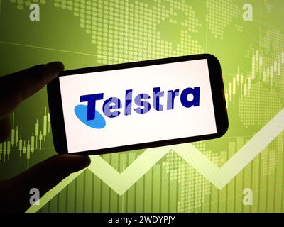 KONSKIE, Pologne - 22 janvier 2024 : logo de la société Telstra affiché sur l'écran du téléphone portable Banque D'Images