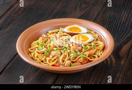 Bol de nouilles Ramen au poulet garni d'oignon de printemps Banque D'Images