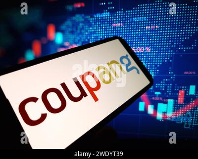 KONSKIE, Pologne - 22 janvier 2024 : logo de la société Coupang affiché sur l'écran du téléphone portable Banque D'Images