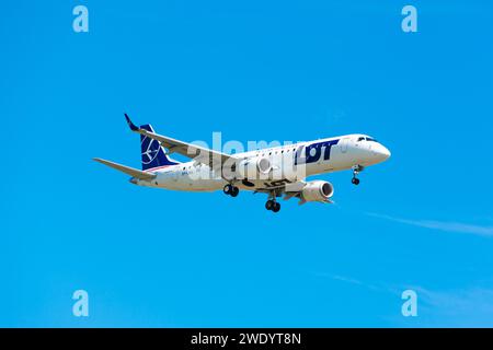 Boryspil, Ukraine - 20 juillet 2020 : l'avion Embraer E190 (SP-LMB) de LOT Polish Airlines atterrit à l'aéroport de Boryspil Banque D'Images