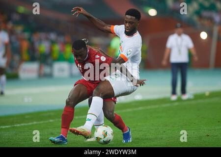 Temps forts du match entre la Côte d'Ivoire et la Guinée équatoriale lors de la coupe d'Afrique des Nations 2023. J.Kraso en duel avec Basilio Ndong Banque D'Images