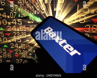KONSKIE, Pologne - 22 janvier 2024 : logo de la société Baxter affiché sur l'écran du téléphone portable Banque D'Images