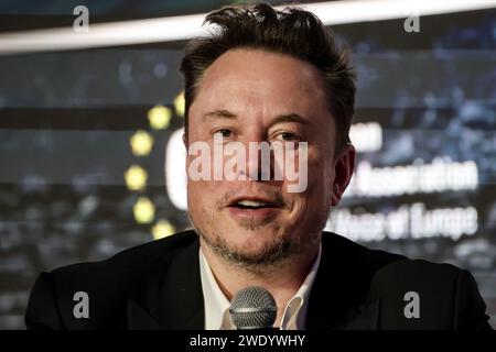 Le milliardaire américain Elon Musk parle d'antisémitisme en ligne lors d'une conversation avec Ben Shapiro, un journaliste politique juif et radiodiffuseur lors du symposium de l'Association juive européenne (EJA) au Centre de conférences de l'hôtel Doubletree Hilton à Cracovie, en Pologne, le 22 janvier 2024. Elon Musk s'est rendu en Pologne à l'invitation de l'EJA pour montrer son soutien à la lutte juive contre l'antisémitisme. Elon Musk a été accusé d'antisémitisme après la publication de quelques messages antisémites sur la plate-forme X. Banque D'Images