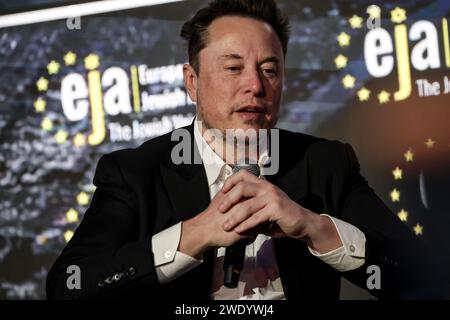 Le milliardaire américain Elon Musk parle d'antisémitisme en ligne lors d'une conversation avec Ben Shapiro, un journaliste politique juif et radiodiffuseur lors du symposium de l'Association juive européenne (EJA) au Centre de conférences de l'hôtel Doubletree Hilton à Cracovie, en Pologne, le 22 janvier 2024. Elon Musk s'est rendu en Pologne à l'invitation de l'EJA pour montrer son soutien à la lutte juive contre l'antisémitisme. Elon Musk a été accusé d'antisémitisme après la publication de quelques messages antisémites sur la plate-forme X. Banque D'Images