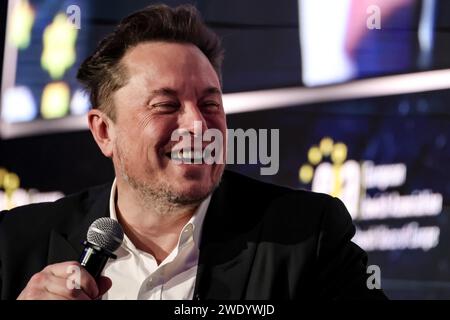 Le milliardaire américain Elon Musk parle d'antisémitisme en ligne lors d'une conversation avec Ben Shapiro, un journaliste politique juif et radiodiffuseur lors du symposium de l'Association juive européenne (EJA) au Centre de conférences de l'hôtel Doubletree Hilton à Cracovie, en Pologne, le 22 janvier 2024. Elon Musk s'est rendu en Pologne à l'invitation de l'EJA pour montrer son soutien à la lutte juive contre l'antisémitisme. Elon Musk a été accusé d'antisémitisme après la publication de quelques messages antisémites sur la plate-forme X. Banque D'Images