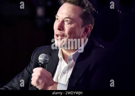 Le milliardaire américain Elon Musk parle d'antisémitisme en ligne lors d'une conversation avec Ben Shapiro, un journaliste politique juif et radiodiffuseur lors du symposium de l'Association juive européenne (EJA) au Centre de conférences de l'hôtel Doubletree Hilton à Cracovie, en Pologne, le 22 janvier 2024. Elon Musk s'est rendu en Pologne à l'invitation de l'EJA pour montrer son soutien à la lutte juive contre l'antisémitisme. Elon Musk a été accusé d'antisémitisme après la publication de quelques messages antisémites sur la plate-forme X. Banque D'Images