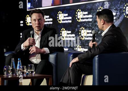 Le milliardaire américain Elon Musk parle d'antisémitisme en ligne lors d'une conversation avec Ben Shapiro, un journaliste politique juif et radiodiffuseur lors du symposium de l'Association juive européenne (EJA) au Centre de conférences de l'hôtel Doubletree Hilton à Cracovie, en Pologne, le 22 janvier 2024. Elon Musk s'est rendu en Pologne à l'invitation de l'EJA pour montrer son soutien à la lutte juive contre l'antisémitisme. Elon Musk a été accusé d'antisémitisme après la publication de quelques messages antisémites sur la plate-forme X. Banque D'Images