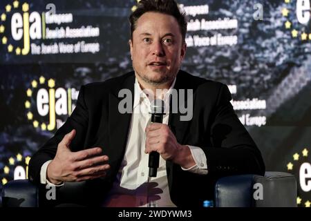 Le milliardaire américain Elon Musk parle d'antisémitisme en ligne lors d'une conversation avec Ben Shapiro, un journaliste politique juif et radiodiffuseur lors du symposium de l'Association juive européenne (EJA) au Centre de conférences de l'hôtel Doubletree Hilton à Cracovie, en Pologne, le 22 janvier 2024. Elon Musk s'est rendu en Pologne à l'invitation de l'EJA pour montrer son soutien à la lutte juive contre l'antisémitisme. Elon Musk a été accusé d'antisémitisme après la publication de quelques messages antisémites sur la plate-forme X. Banque D'Images