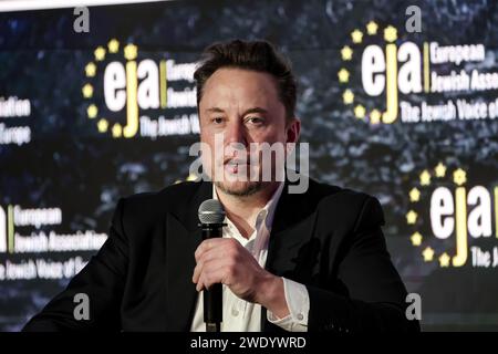 Le milliardaire américain Elon Musk parle d'antisémitisme en ligne lors d'une conversation avec Ben Shapiro, un journaliste politique juif et radiodiffuseur lors du symposium de l'Association juive européenne (EJA) au Centre de conférences de l'hôtel Doubletree Hilton à Cracovie, en Pologne, le 22 janvier 2024. Elon Musk s'est rendu en Pologne à l'invitation de l'EJA pour montrer son soutien à la lutte juive contre l'antisémitisme. Elon Musk a été accusé d'antisémitisme après la publication de quelques messages antisémites sur la plate-forme X. Banque D'Images