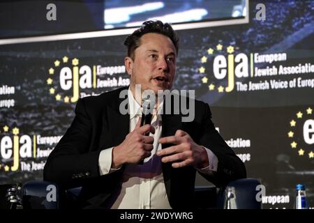 Le milliardaire américain Elon Musk parle d'antisémitisme en ligne lors d'une conversation avec Ben Shapiro, un journaliste politique juif et radiodiffuseur lors du symposium de l'Association juive européenne (EJA) au Centre de conférences de l'hôtel Doubletree Hilton à Cracovie, en Pologne, le 22 janvier 2024. Elon Musk s'est rendu en Pologne à l'invitation de l'EJA pour montrer son soutien à la lutte juive contre l'antisémitisme. Elon Musk a été accusé d'antisémitisme après la publication de quelques messages antisémites sur la plate-forme X. Banque D'Images