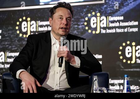 Le milliardaire américain Elon Musk parle d'antisémitisme en ligne lors d'une conversation avec Ben Shapiro, un journaliste politique juif et radiodiffuseur lors du symposium de l'Association juive européenne (EJA) au Centre de conférences de l'hôtel Doubletree Hilton à Cracovie, en Pologne, le 22 janvier 2024. Elon Musk s'est rendu en Pologne à l'invitation de l'EJA pour montrer son soutien à la lutte juive contre l'antisémitisme. Elon Musk a été accusé d'antisémitisme après la publication de quelques messages antisémites sur la plate-forme X. Banque D'Images