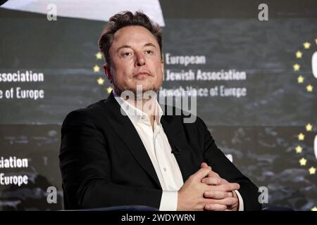 Le milliardaire américain Elon Musk parle d'antisémitisme en ligne lors d'une conversation avec Ben Shapiro, un journaliste politique juif et radiodiffuseur lors du symposium de l'Association juive européenne (EJA) au Centre de conférences de l'hôtel Doubletree Hilton à Cracovie, en Pologne, le 22 janvier 2024. Elon Musk s'est rendu en Pologne à l'invitation de l'EJA pour montrer son soutien à la lutte juive contre l'antisémitisme. Elon Musk a été accusé d'antisémitisme après la publication de quelques messages antisémites sur la plate-forme X. Banque D'Images