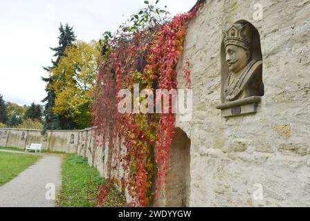 Figure historique à un mur dans le parc du château de Kromsdorf Banque D'Images