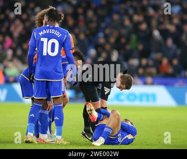 Leicester, Royaume-Uni. 22 janvier 2024. L'arbitre Josh Smith vérifie Kiernan Dewsbury-Hall de Leicester City alors qu'il tombe avec une blessure, lors du Sky Bet Championship match Leicester City vs Ipswich Town au King Power Stadium, Leicester, Royaume-Uni, le 22 janvier 2024 (photo de Gareth Evans/News Images) à Leicester, Royaume-Uni le 1/22/2024. (Photo Gareth Evans/News Images/Sipa USA) crédit : SIPA USA/Alamy Live News Banque D'Images