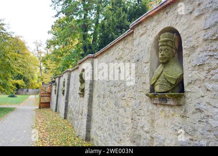 Kromsdorf, Allemagne 10-31-2023 sculptures historiques dans le mur et le parc Banque D'Images