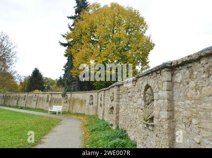 Kromsdorf, Allemagne 10-31-2023 parc, sculptures dans le banc blanc mural Banque D'Images