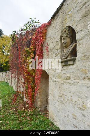 Kromsdorf, Allemagne 10-31-2023 Parc et jardin, sculptures dans le mur Banque D'Images