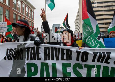 Dallas, Texas, États-Unis. 21 janvier 2024. Les partisans de la Palestine portent un panneau de soutien au peuple de Gaza lors de la manifestation du 21 janvier à Dallas, au Texas. Les manifestants ont exigé un cessez-le-feu immédiat à Gaza, qui est assiégée depuis 108 jours sans fin en vue. Vingt-cinq mille civils ont été tués dans les bombardements continus. (Image de crédit : © Jaime Carrero/ZUMA Press Wire) USAGE ÉDITORIAL SEULEMENT! Non destiné à UN USAGE commercial ! Banque D'Images